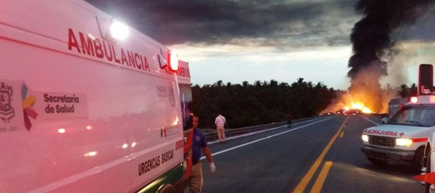 Los paramédicos, bomberos y rescatistas trasladaron a una veintena de lesionados a diversos...