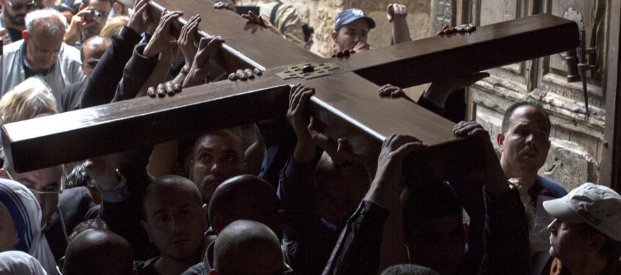 Miles de cristianos rememoraron hoy a lo largo de la Vía Dolorosa de Jerusalén el...