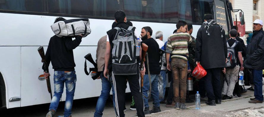 Buses evacuaban el viernes a miles de personas de dos ciudades chiíes sitiadas por los...