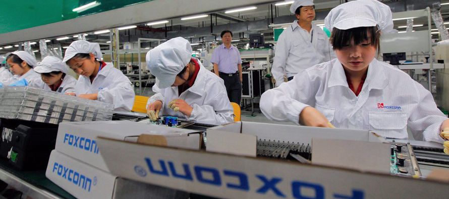 Apple Inc está evaluando asociarse con su proveedor taiwanés Foxconn para ofertar por...