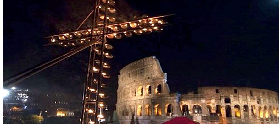 Por la noche, a las 21.15 el Pontífice presidirá, en el Coliseo, el Vía...