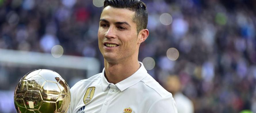 El internacional portugués y jugador del Real Madrid Cristiano Ronaldo se comprometió...