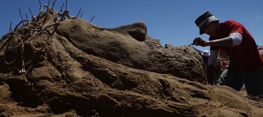 En Bolivia, cerca de 200 artistas trabajaban en esculturas de arena inspiradas en las...