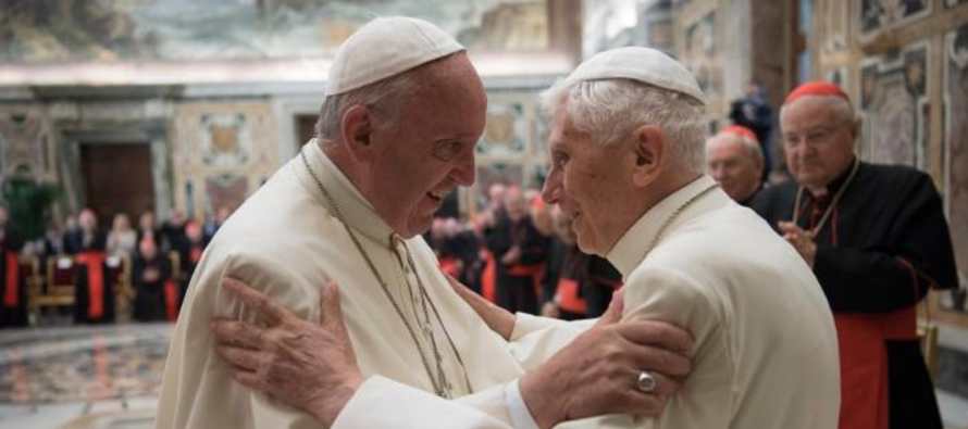 A Joseph Ratzinger se le dio el título de papa emérito, sigue vistiendo de blanco,...