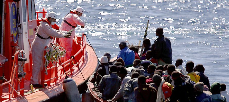 De esas 8,300 personas socorridas el pasado fin de semana en las aguas que separan Libia e Italia,...