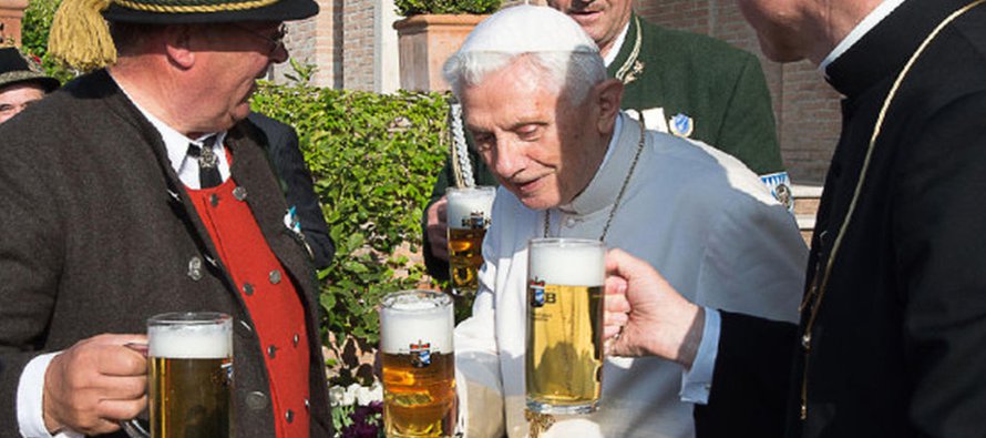 Ratzinger cumplió noventa años ayer, el 16 de abril, pero decidieron celebrar esta...