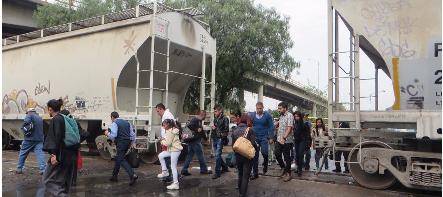 Los migrantes centroamericanos que atraviesan México para llegar a EU tienen que enfrentar...