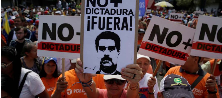 El chavismo y la oposición se cruzaron hoy en las calles de Caracas con sendas marchas para...