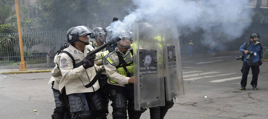 La Policía Nacional Bolivariana usó gases lacrimógenos y perdigones de goma en...