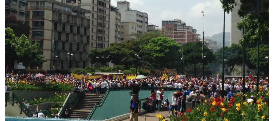 Decenas de miles de personas de ambos bandos atendieron a las convocatorias de la oposición...