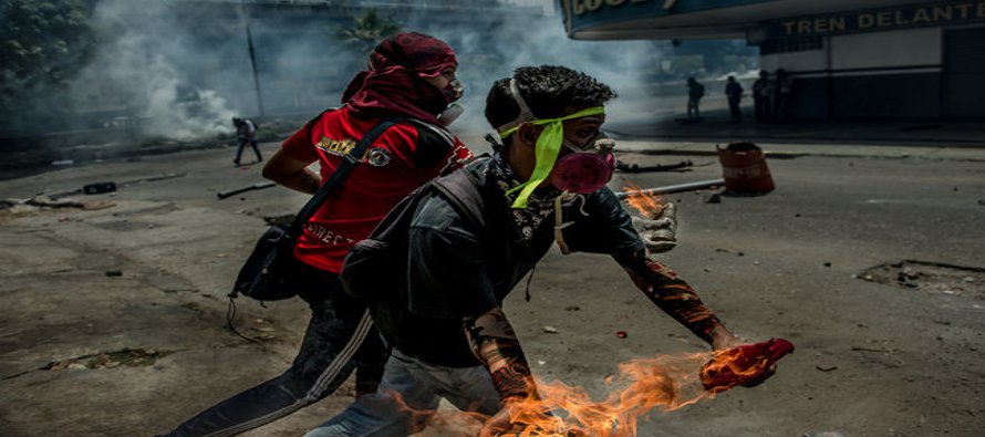 Un cordón policial dividió a Caracas y marcó las diferencias entre las marchas...