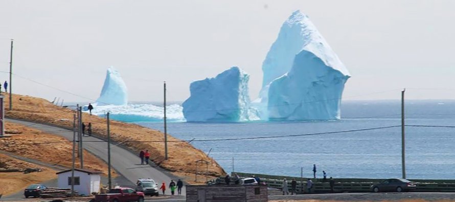 El peregrinaje de decenas de personas para presenciar el gigantesco iceberg frente a la pintoresca...