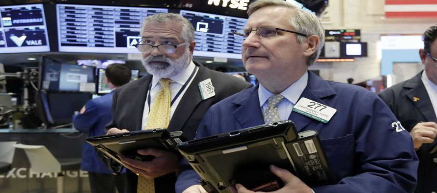 El Dow Jones de Industriales, el principal indicador, terminó casi plano, con un descenso...