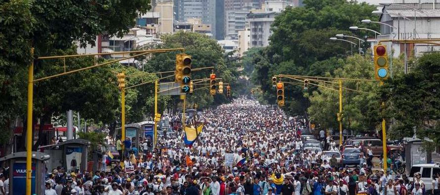 La tensión política que a atenaza a Venezuela volvió a las calles el lunes con...