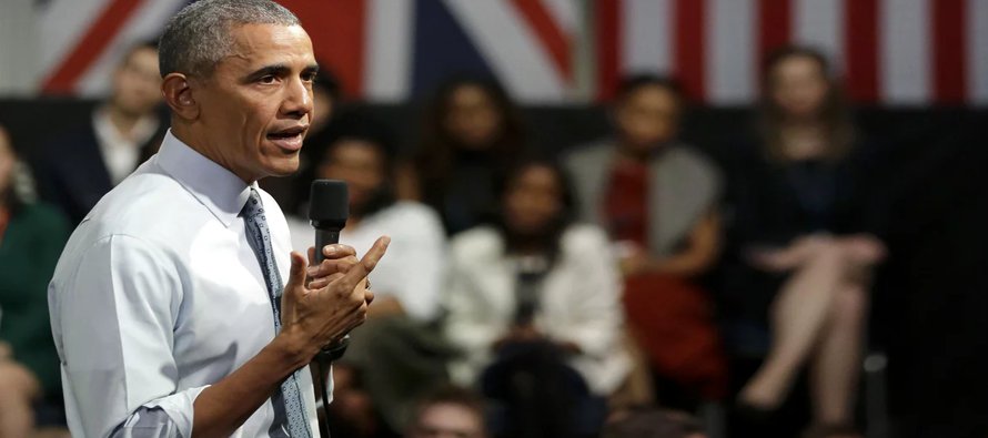 Obama se ha mantenido lejos del centro de la escena tras dejar la presidencia en enero, pese a los...