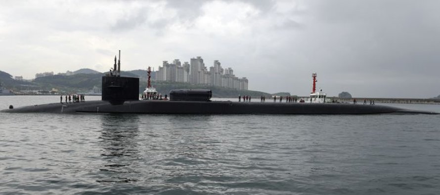 El submarino USS Michigan llegan a Busan, Corea del Sur, para una visita programada a puerto, luego...