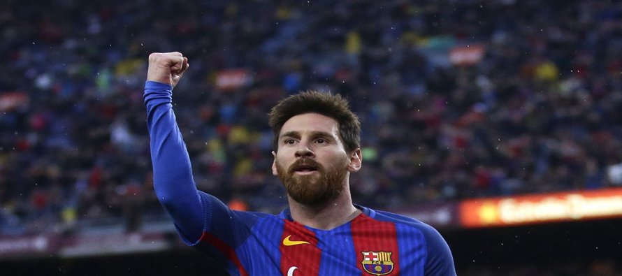 Messi empezó aplaudido, con incontables camisetas suyas alzadas en alto por la hinchada...