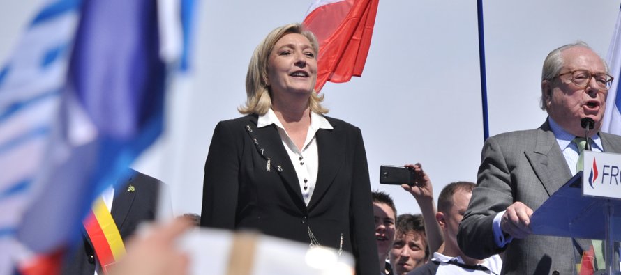 Le Pen hizo hincapié en que su rival trabajó en la banca de finanzas, 