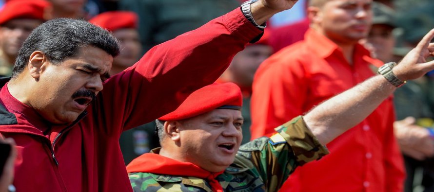 El mandatario venezolano reiteró la advertencia a sus partidarias de que los opositores a su...