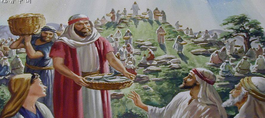 Tomó entonces Jesús los panes y, después de dar gracias, los repartió...