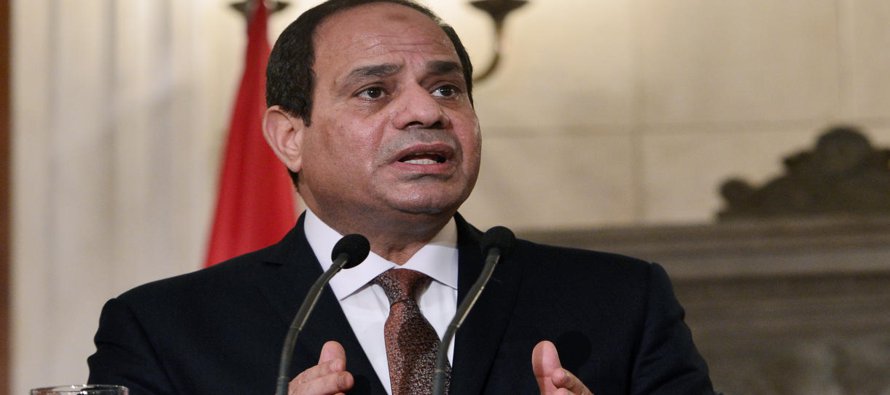 El presidente egipcio, que pronunció un discurso junto a Francisco, alabó el papel de...