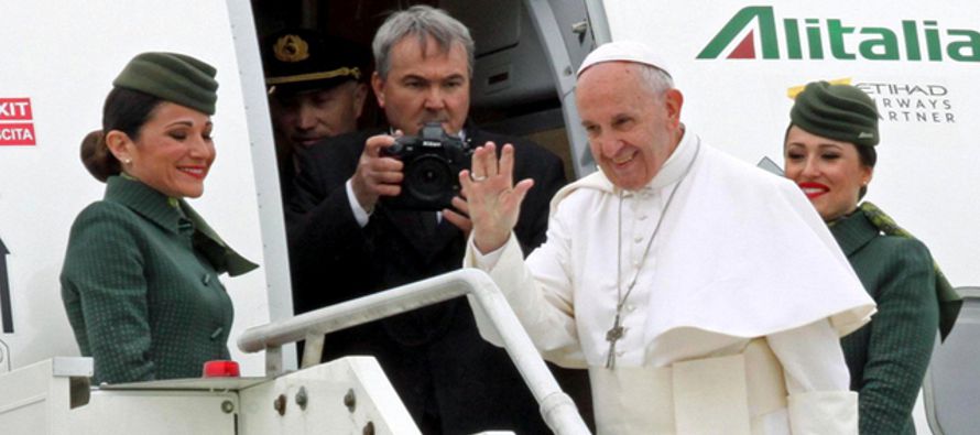 Tras apenas 27 horas de visita en la capital egipcia, el pontífice argentino ha partido...