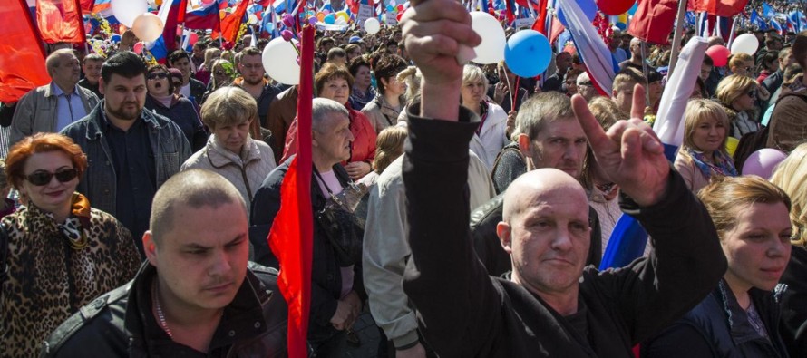 Varios cientos de rusos se reunieron el sábado en el centro de Moscú bajo la...