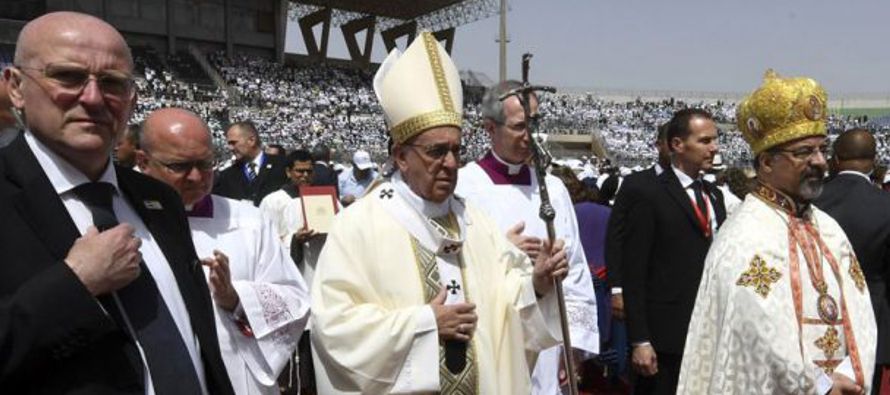 El papa Francisco dijo hoy en un estadio de El Cairo ante miles de personas, en su mayoría...
