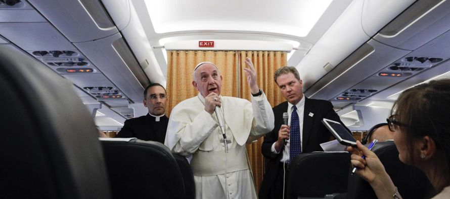 El papa Francisco instó hoy a emplear la vía diplomática y a recuperar el...