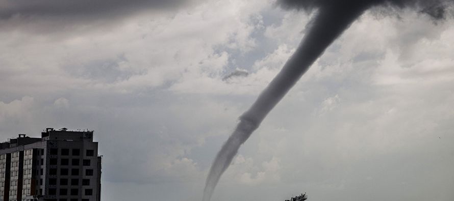 Múltiples tornados atravesaron un condado del este de Texas el sábado por la noche y...