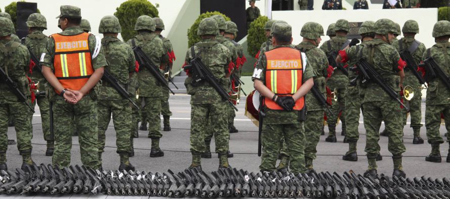 La justicia militar mexicana ha condenado a ocho militares a 26 años de prisión por...