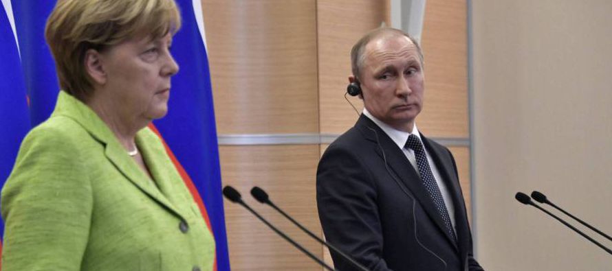 Merkel, que se reunió con Putin en el balneario de Sochi (sobre el mar Negro), en su primera...