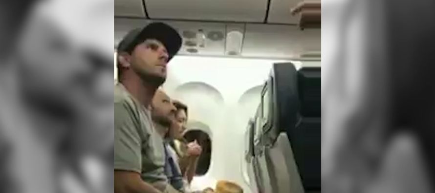 Delta Airlines expulsó de un avión a una pareja y su hijo de dos años por...