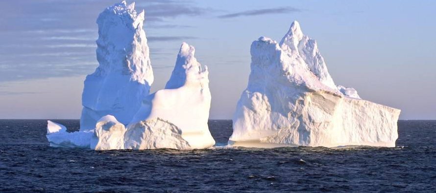 Cuando los iceberg entran en contacto con una zona de clima húmedo, el aire se ve forzado a...