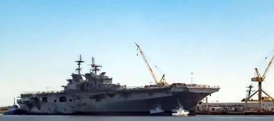 El USS Trípoli (LHA 7) fue transportado el pasado 8 de abril desde tierra hasta el muelle...