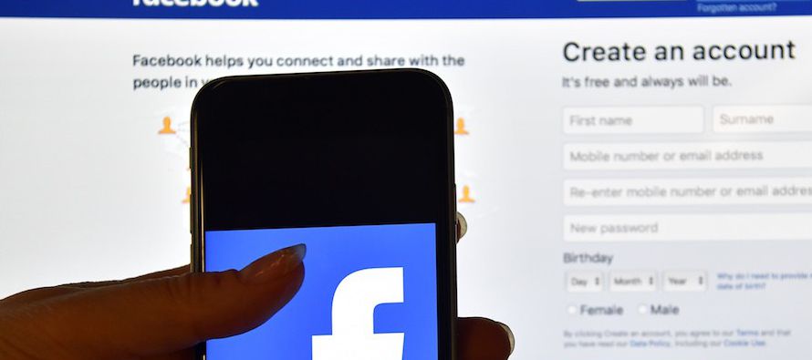 Facebook ha recibido intensa presión para abordar la divulgación de historias falsas,...
