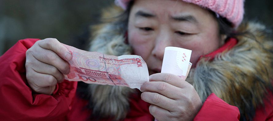 El yuan chino ha experimentado la máxima caída desde febrero en las cotizaciones...