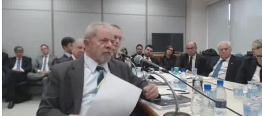 Lula prestó declaración durante cinco horas en calidad de imputado en los juzgados...