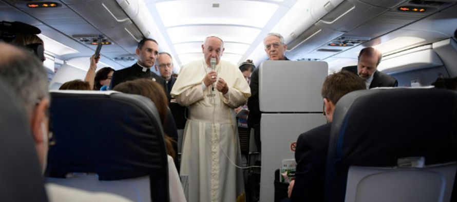 Interrogado por qué en la oración el Papa se presentó como el obispo vestido...
