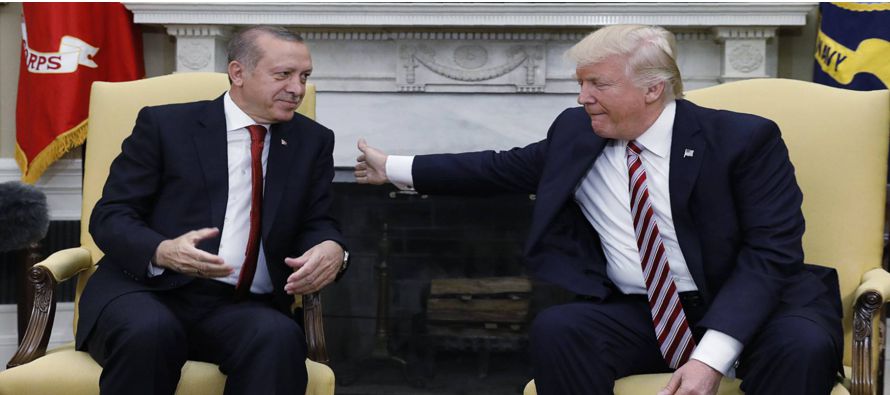 Era la primera visita de Erdogan a la Casa Blanca en años y llevaba dos demandas llevaba dos...
