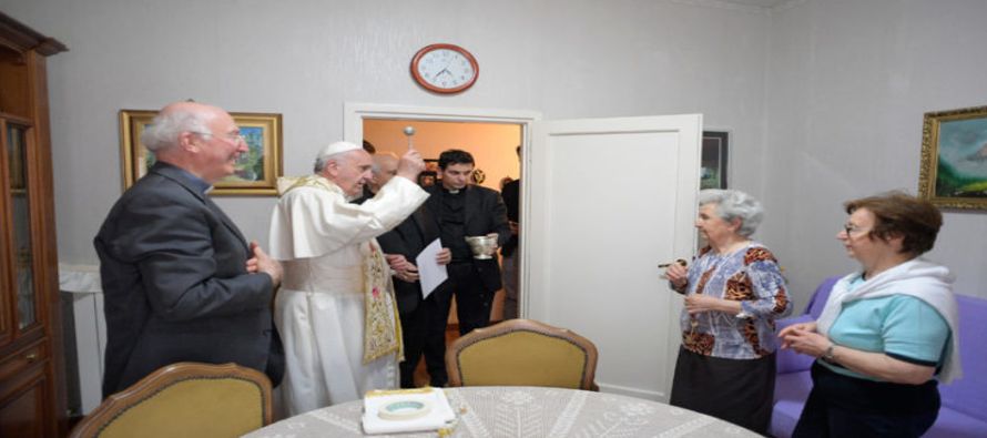 El papa Francisco bromeó con las familias no solamente disculpándose por la molestia,...
