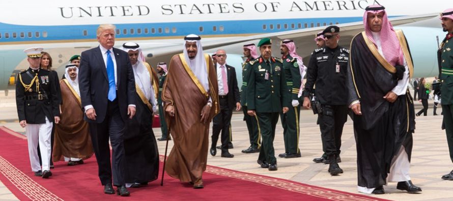 El rey Salman bin Abdulaziz saludó a Trump sobre una alfombra roja cuando bajó del...