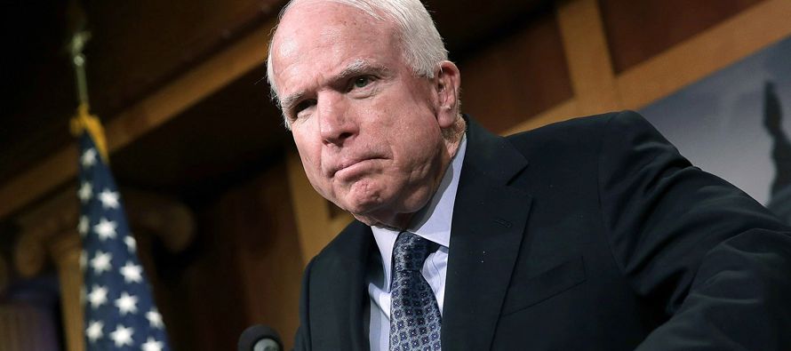 McCain también participa en la campaña de los medios de difusión...