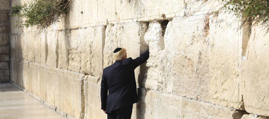 Acompañado tan solo por rabinos y familiares, Donald Trump se ha convertido este lunes en el...