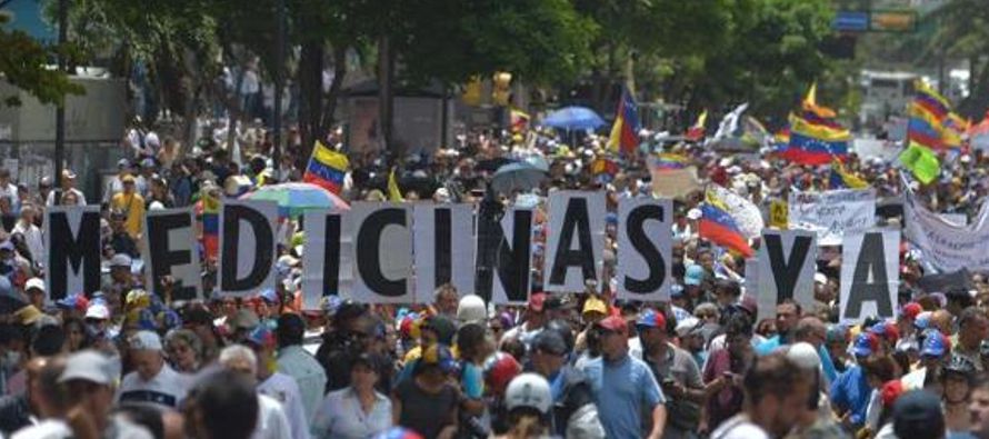 Caracas amaneció este lunes con barricadas en sus principales avenidas y con estaciones de...