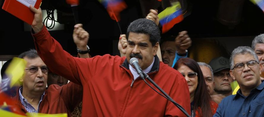 Maduro dio lectura y firmó el decreto de las 