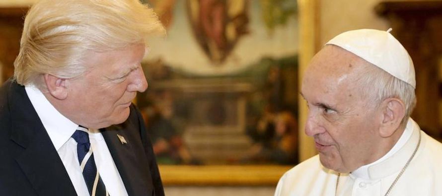 La imagen del primer encuentro entre el presidente de Estados Unidos, Donald Trump, y el Papa...