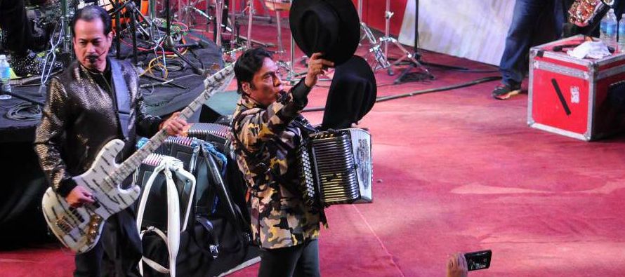 La banda de los hermanos Hernández, migrantes mexicanos, músicos de éxito y...