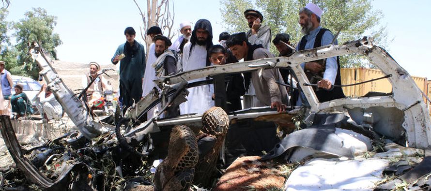 Un presunto atacante suicida mató a más de 14 personas en Afganistán el...
