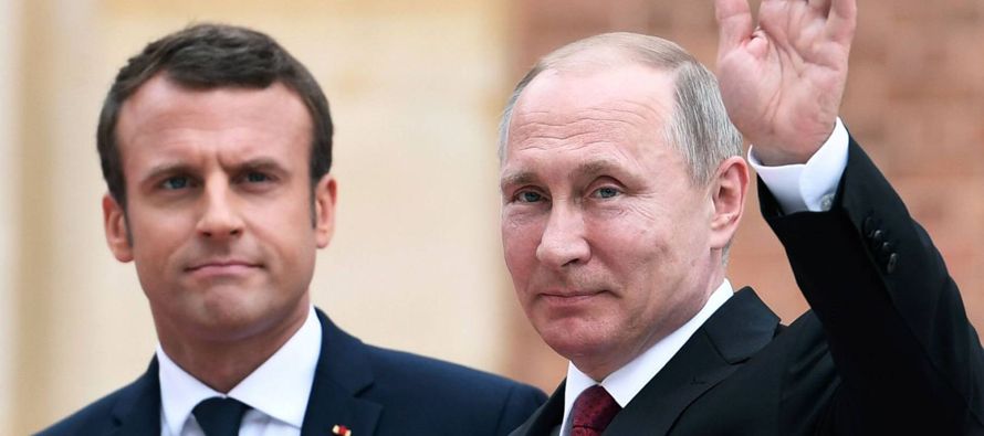 El nuevo presidente francés, Emmanuel Macron, y el ruso Vladímir Putin se reunieron...